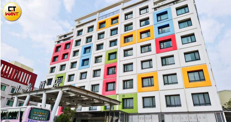 南科贊美酒店由建築師黃建鈞所設計，外觀融合知名荷蘭畫家蒙德里安藝術風格與西藏風馬旗的祈福色彩。（圖／魏妤靜攝）