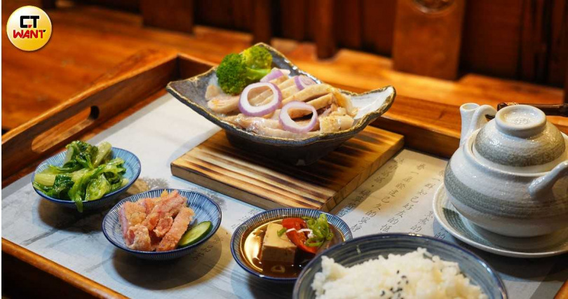 老胡記以自家調和蝦醬製作的「杭州蝦油雞」是人氣套餐之一，雞肉鮮嫩爽口。（圖／魏妤靜攝）