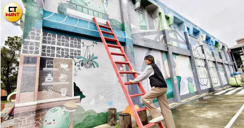 柚兒園外牆有一整面大型壁畫，可以假裝攀爬梯子和柚兒互動留下有趣畫面。（圖／魏妤靜攝）