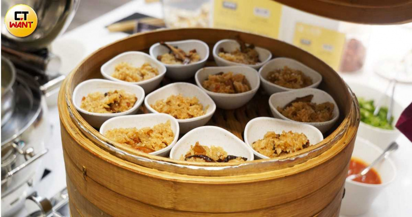 入住南科贊美酒店的住客都可於一樓免費使用宵夜吧，主要提供在地風味小吃例如筒仔米糕。（圖／魏妤靜攝）