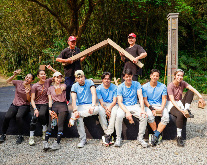 節目任務難度升級,左起郭芝吟(吱吱)、文姿云、林莎、超認真少年、喬瑟夫、胡宇威、楊奇煜、李霈瑜(大霈)。(圖/公視提供)