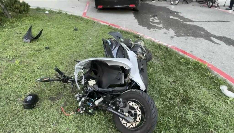 花蓮車站前發生計程車暴衝車禍，機車騎士遭計程車撞倒，有一行人傷勢較重。（圖／民眾提供）