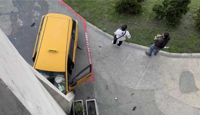 花蓮車站前發生計程車暴衝車禍，機車騎士遭計程車撞倒，車子也被撞爛。（圖／民眾提供）