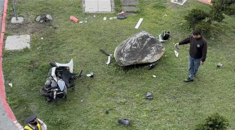 花蓮車站前發生計程車暴衝車禍，機車騎士遭計程車撞倒，車子也被撞爛。（圖／民眾提供）