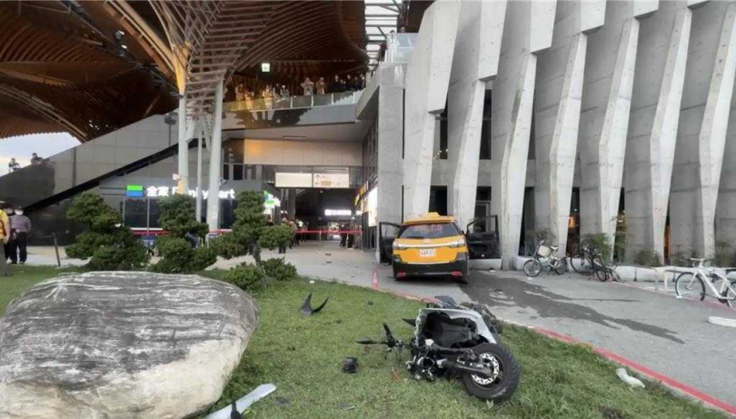 花蓮車站前發生計程車暴衝車禍，機車騎士遭計程車撞倒，車子也被撞爛。（圖／民眾提供）