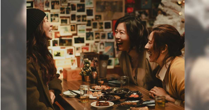 謝盈萱、周采詩、劉品言共組月經會，分享彼此的心事。（圖／Netflix提供）