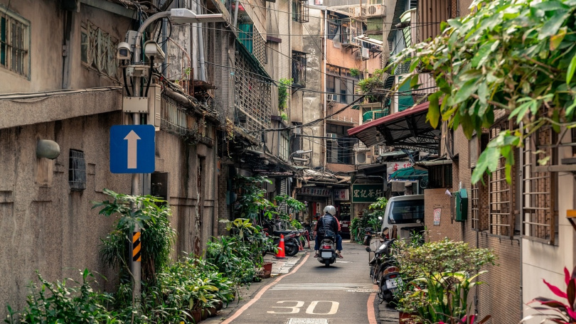 &nbsp; 原PO表示目前夫妻倆是租親戚的老公寓住，雖然屋齡高，但生活機能很好，因此老公考慮直接跟親戚買下後再翻新，或許還能等到都更。（示意圖，非文中提及房產／取自pixabay）&nbsp;&nbsp;