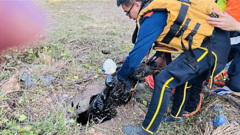 男子獲救被拉出身上看似卡著厚重油汙。（圖／中國時報民眾提供）