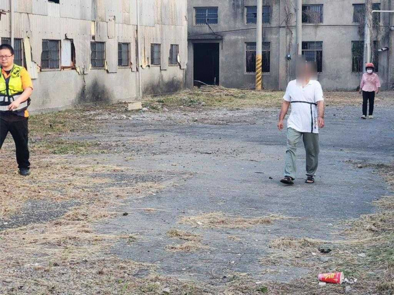 67歲唐姓男子獲救後清洗掉油汙走出廢棄工廠。（圖／中國時報周麗蘭攝）