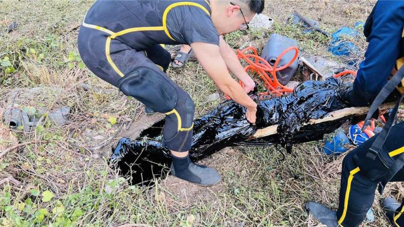 男子獲救被拉出身上看似卡著厚重油汙。（圖／中國時報民眾提供）