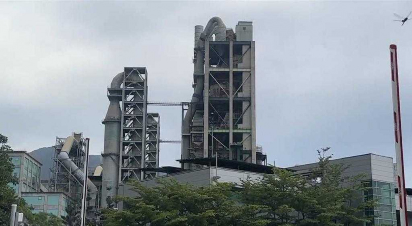 台泥花蓮和平廠區傳火警，火勢自廠區內2號餘熱機4至5樓竄出。（圖／民眾提供）