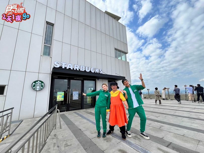 主持群前往南北韓交界處喝咖啡。（圖／TVBS提供）