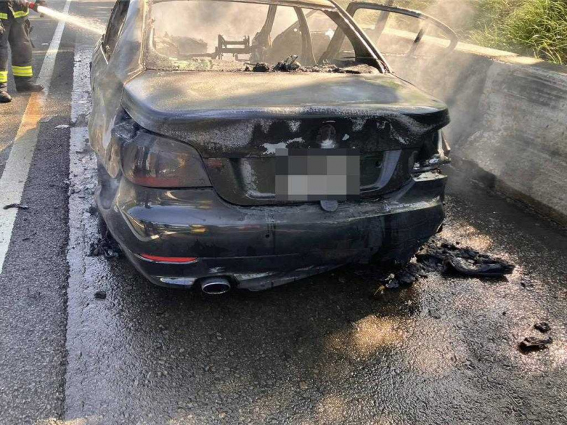 2025年5月30日苗栗縣／苗栗縣國道1號南下153公里處，30日下午3時13分發生一起汽車火警，一輛小客車起火燃燒，所幸無人受困。（圖／讀者提供）