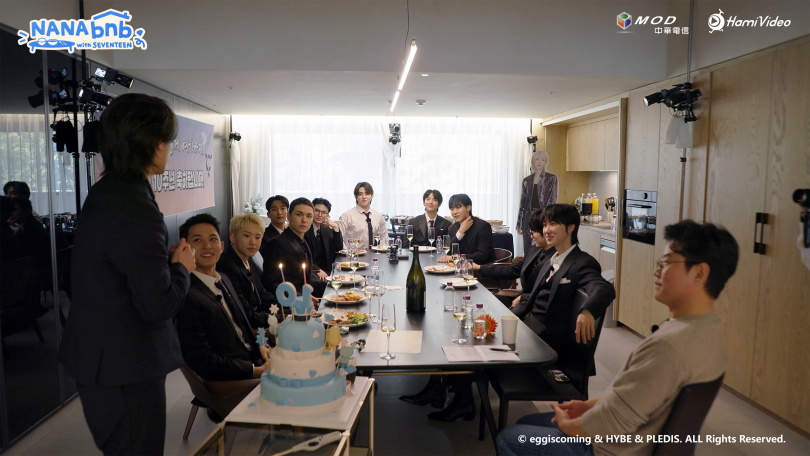 製作單位謊稱是拍「出道10週年特別節目」，要求全員穿著正裝登場，不過勝寛敏銳地發覺不對勁。（圖／Hami Video提供）