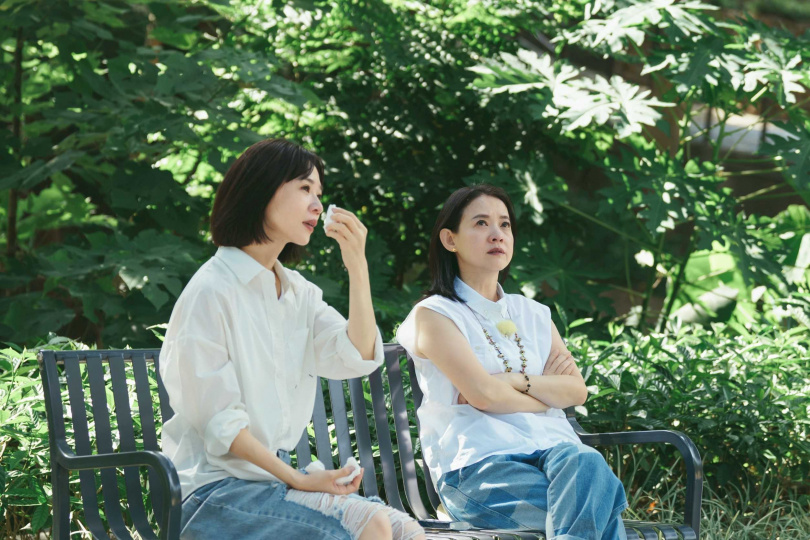 曾寶儀(右)在《我們回家吧3》中,一起陪著謝盈萱回到彰化老家。(圖/三立提供)