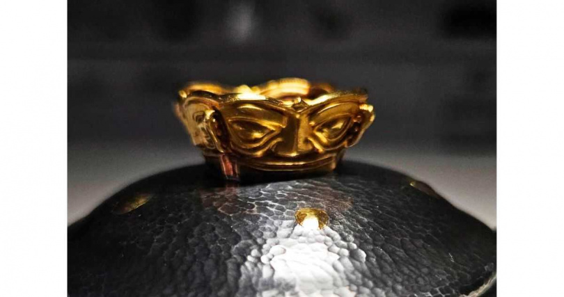 陳念舟以三星堆圖騰「黃金面具」作為銀壺注泉口。（圖╱吳德亮攝）
