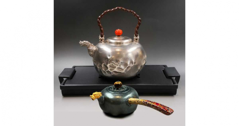 陳念舟為龍年創作的燒水銀壺與單柄鑲金戴銀的瀹茶壺。（圖╱吳德亮攝）