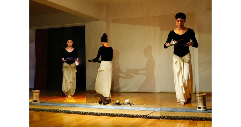 陳念舟、林麗珍伉儷以「無垢舞團」的茶舞人演繹銀壺茶席。（圖╱吳德亮攝）