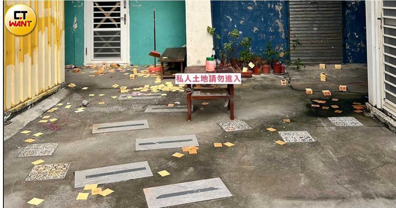 懶泥酒吧換地主後,受到的騷擾不斷,除了拆電表、斷電斷水外,更有不明人士直接到店內撒冥紙。(圖/投訴人提供)