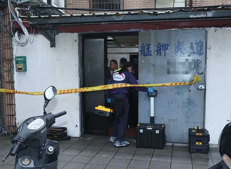 新北市汐止分局員警追查毒品交易案件，卻意外在萬華檳榔攤發現命案現場，鑑識人員也在現場進出採證。（圖／報系資料照）