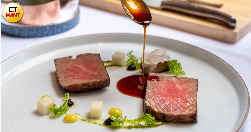 「柴燒熟成美國紐約客」以焦化奶油為牛肉賦予乳香與堅果香氣，搭配醇厚的威士忌醬汁相得益彰。（4,980元套餐主菜，圖／焦正德攝）