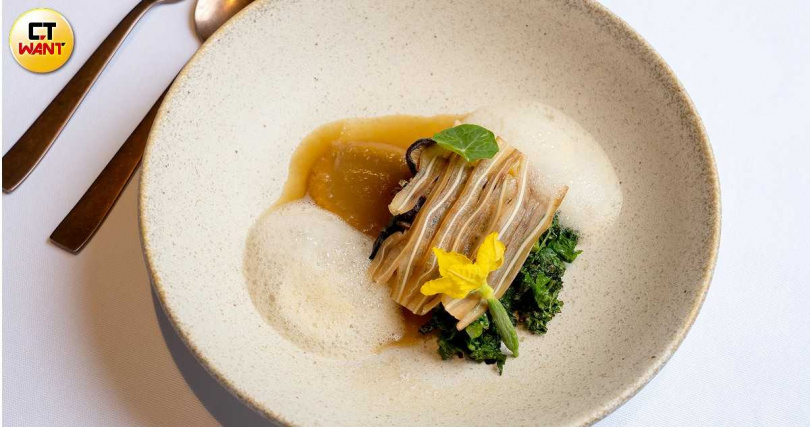 「煙燻豬耳朵」以自家發酵的酸白菜醬、青蘋果與南薑泡泡一掃暑氣，脆彈豬耳朵下還藏有口感較軟的馬鈴薯麵疙瘩。（圖／焦正德攝）