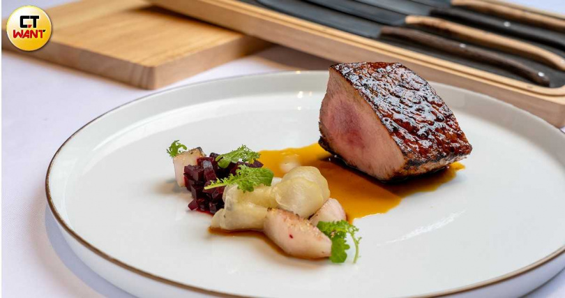 富有彈性不乾柴的「乾式熟成雲林究好豬里肌」使用法式里肌部位並刷上香料蜂蜜醬，在炭香上又多了絲甜香。（4,800元套餐主菜，圖／焦正德攝）