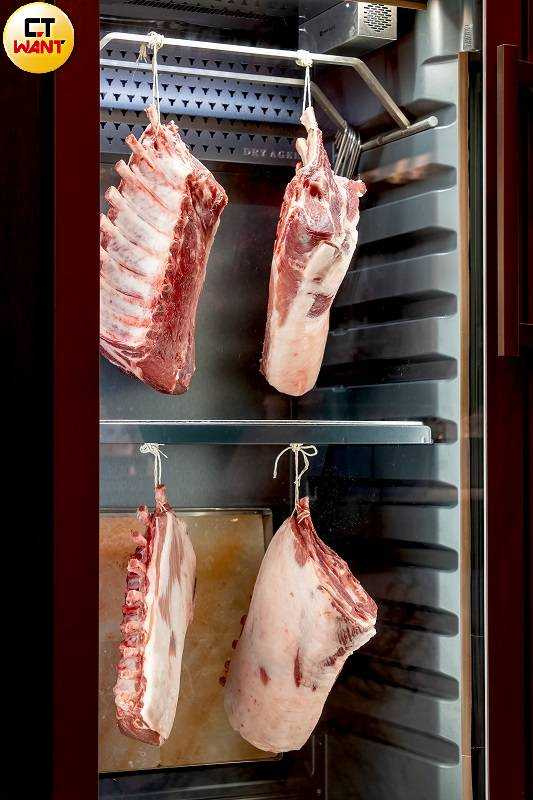 焰28設有專屬熟成冰箱精準控制溫、濕度，讓乾式熟成肉品能展現更好的風味與質地。（圖／焦正德攝）