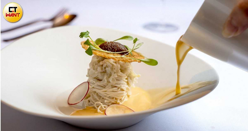 「小卷濃湯」湯底以熟成魚骨、蛤蜊與炭烤小卷熬煮，讓濃鮮的大海滋味在口中迸發，是讓人能「吃得懂」的小吃變奏。（圖／焦正德攝）