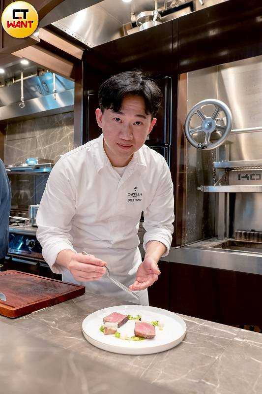 主廚王偉榮Lance在套餐設計上傾向循序漸進，讓客人從開胃菜開始慢慢感受到炭火、煙燻在不同地方的表現，到了主菜再直拳出擊。（圖／焦正德攝）