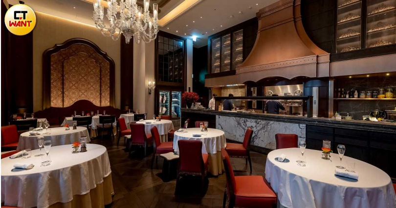 焰28空間以古典歐洲氛圍為靈感，大理石吧檯後的銅色壁爐、跳動的火光成為視覺焦點。（圖／焦正德攝）