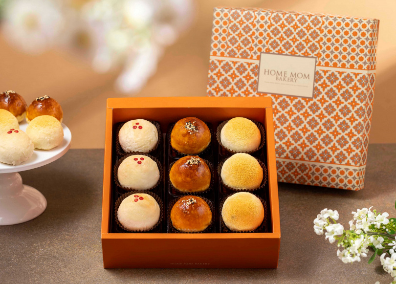 Home Mom Bakery另有推出「月光寶盒」,內含和三盆蛋黃酥S1、月圓酥兒和古早味滷肉綠豆椪。(圖/Home Mom Bakery提供)