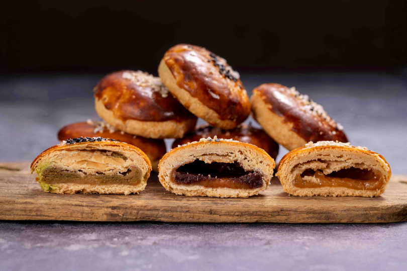 當代甜燒餅有著黝黑閃亮表皮,濃郁奶味夾帶軟滑不膩的甜感,酥鬆化口,即便食材簡單卻風味爆炸,讓人一吃著迷。(圖/Home Mom Bakery提供)