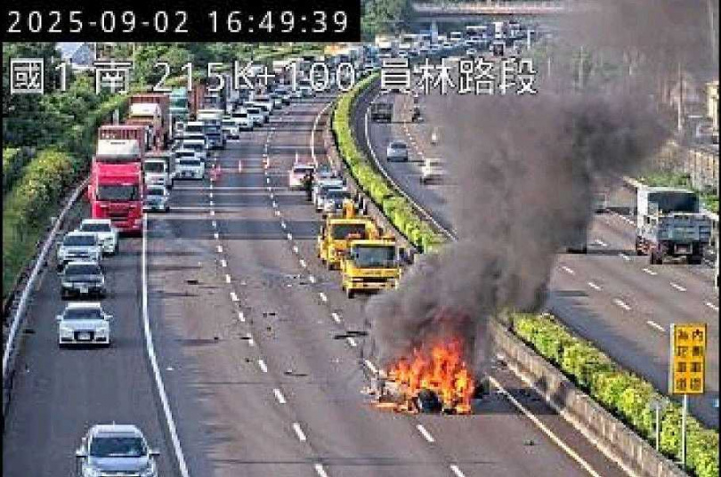 賓士車起火燃燒,駕駛受困當場成焦屍。(圖/翻攝自彰化踢爆網臉書)
