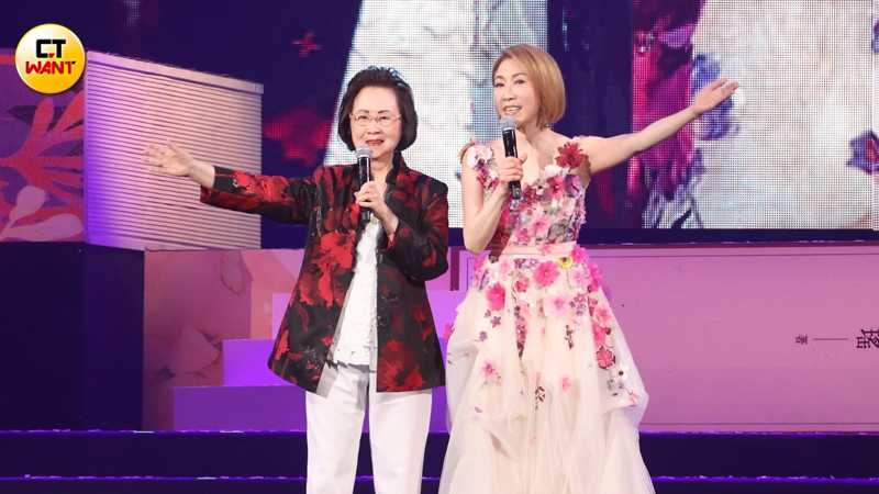 李翊君（右）透露小巨蛋演唱會上一定會安排致敬瓊瑤的歌曲橋段。（圖／本刊攝影組）