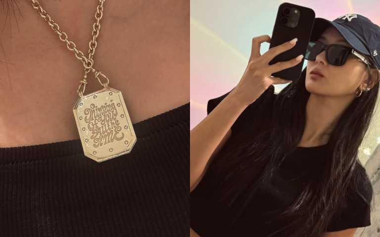 孫芸芸配戴 YUN YUN SUN Jewelry 項鍊,復古字體設計浪漫又有個性。(圖/翻攝自IG @aimeeyunyunsun)