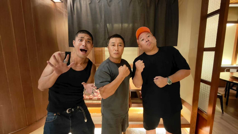 金炳萬（中）來台拍攝電影，當年的《生活大爆笑》班底大愷（右）與托尼（左）探班敘舊。（圖／伊林娛樂提供）