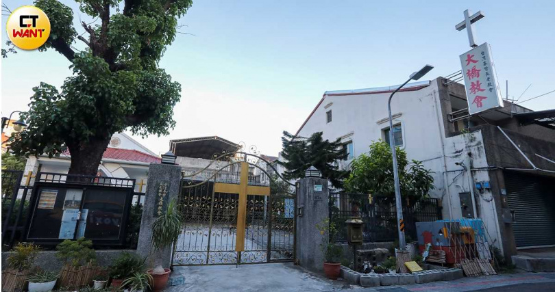 大橋教會2021年被列為歷史建築,文化局因此要求負責橋北段三小段都更的建設公司檢送各種資料,直至2023年5月才放行。(圖/黃耀徵攝)