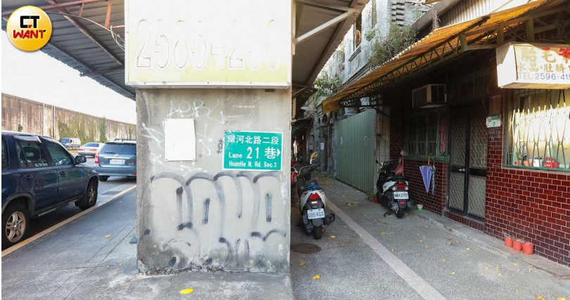 橋北段三小段都更案再度進入聽證會階段時,都更處突然提出於環河北路2段21巷有建築線,導致程序需要再度延宕,但地主們納悶,為何先前都沒有提過。(圖/黃耀徵攝)