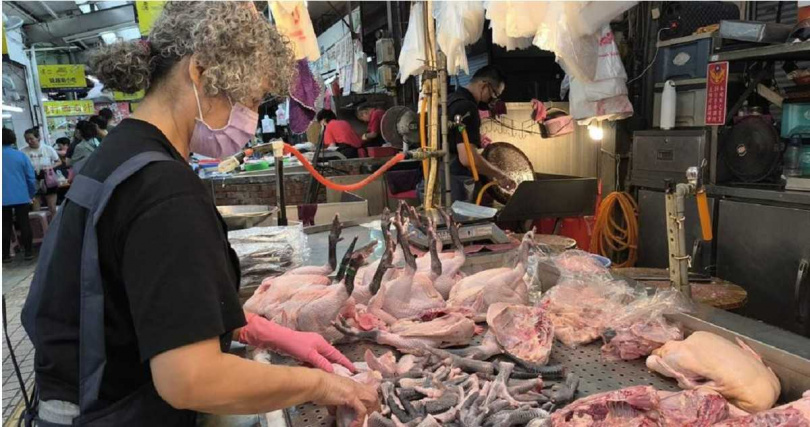 相較豬肉買氣低迷，雞肉與牛肉攤近來業績反而成長約三成。（圖／報系資料照）