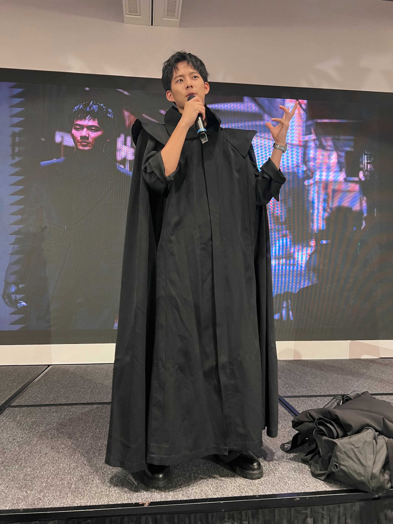 吳念軒在殺青酒上獲贈戲服。(圖/三匠影視)