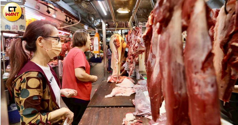 隨著非洲豬瘟禁令解除，全台市場恢復販售豬肉，攤商進貨量增加、買氣明顯回升。（圖／方萬民攝）