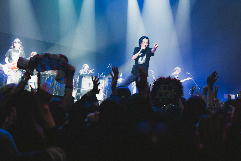 粉絲熱情揮舞毛巾，讓澀谷昴笑虧吃到棉絮。（圖／遠大提供）