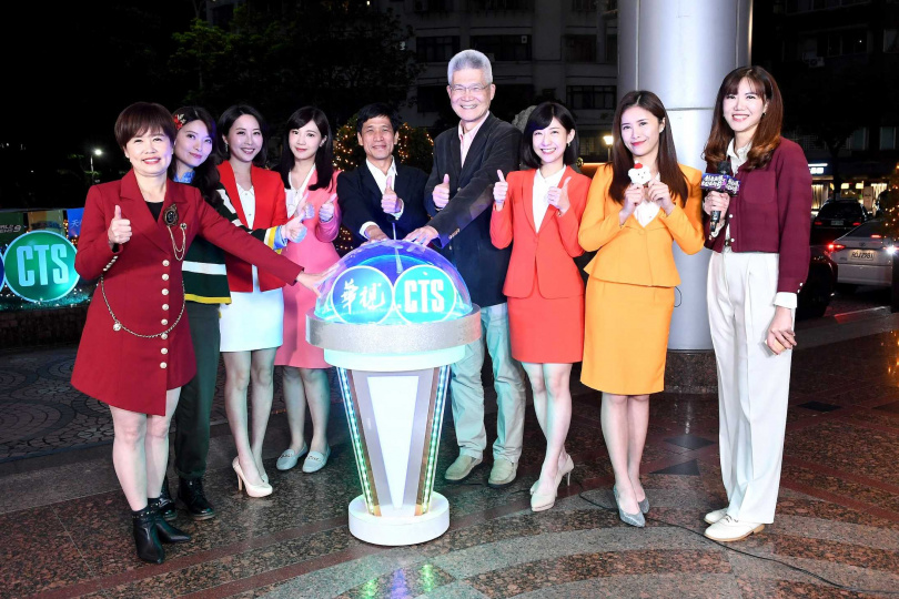 華視董事長劉昌德、總經理胡元輝,與林玉珍、林仙怡、羅意瑾、虞承璇、莊惠琪、宋燕旻、雷雅等華視主播一同點燈。(圖/華視提供)