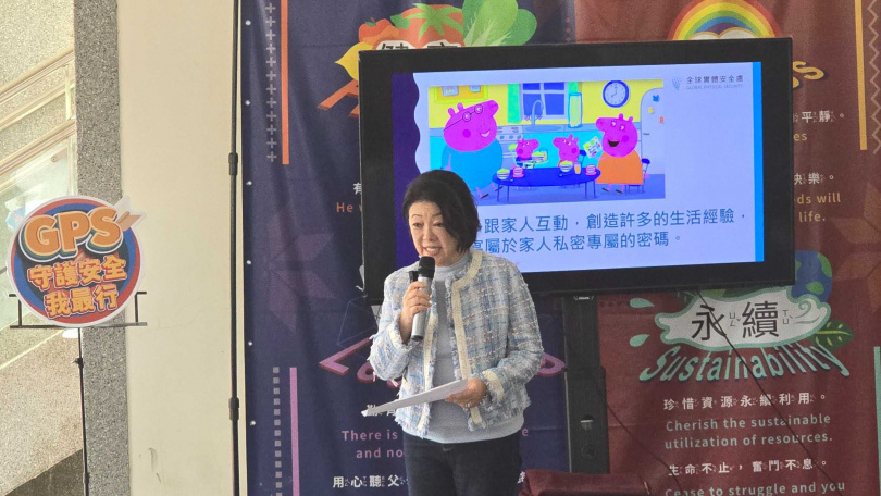 台積電慈善基金會董事長張淑芬在活動中分享自身經驗，提醒師生與家長，網路資訊不可全信，唯有保持警覺、主動查證，才能避免落入陷阱。（圖／台積電慈善基金會提供）