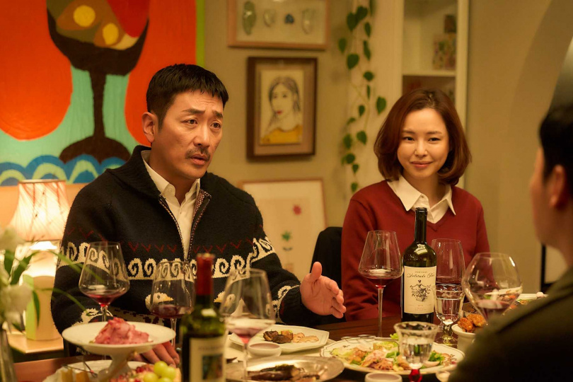 河正宇（左）與李荷妮（右）在片中詮釋夜夜激情的恩愛夫妻。（圖／采昌提供）