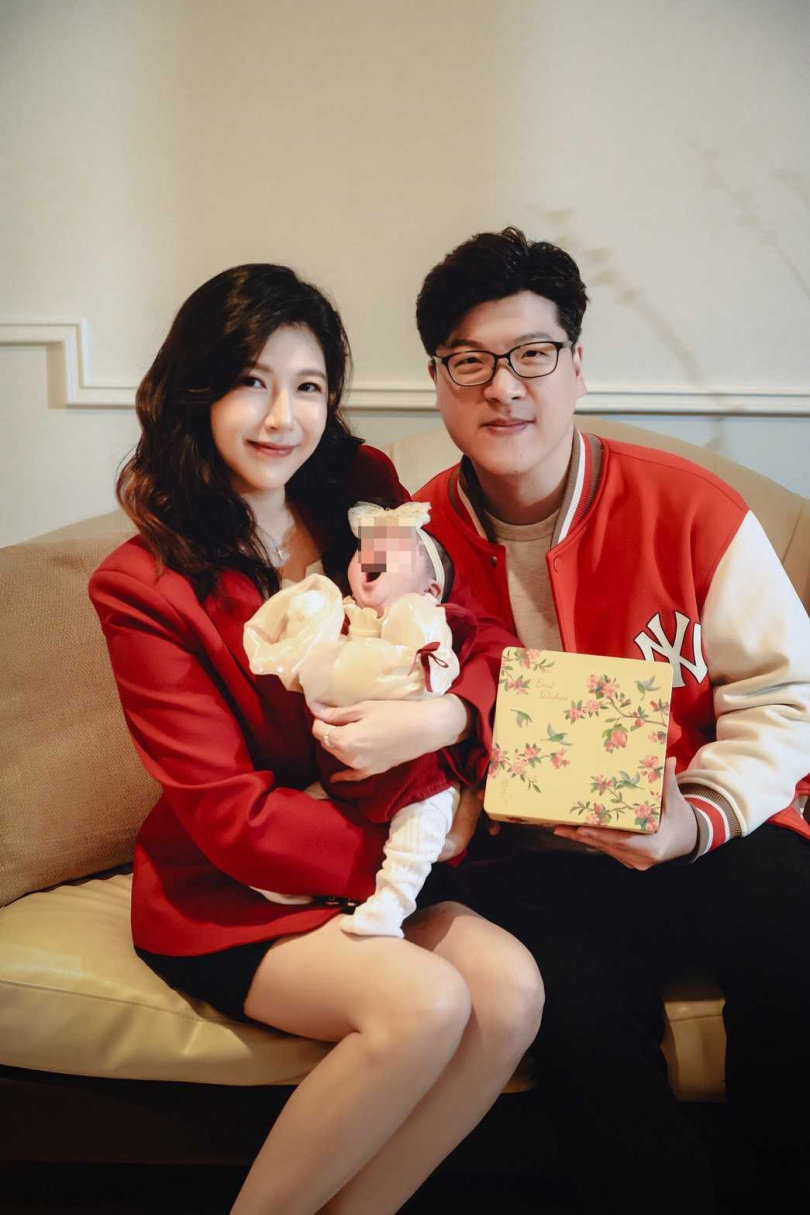 中天新聞美女主播鄭亦真於今年元旦迎來愛女「小桃」，正式升格新手媽媽。（圖／真想和你工作室提供）