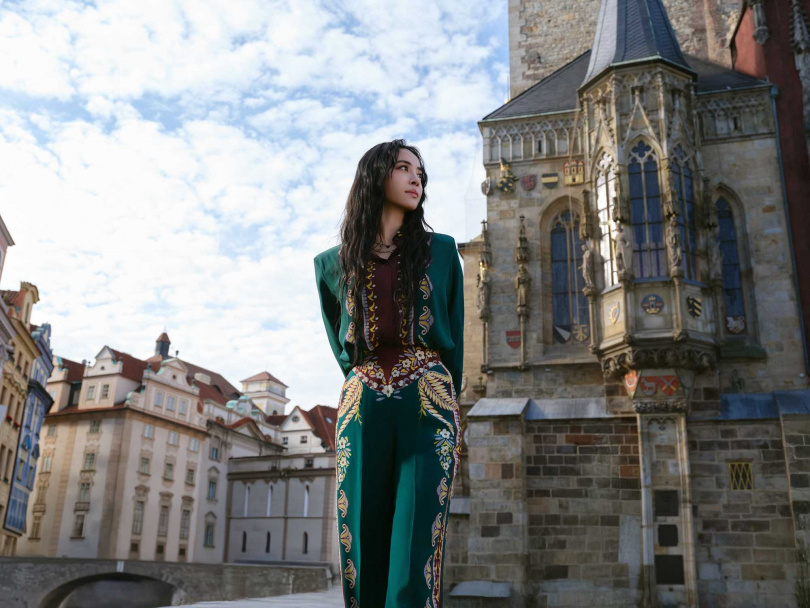 蔡依林續兩日走訪了老城廣場、天文鐘，在伏爾塔瓦河遊船上欣賞查理大橋。（圖／凌時差提供）