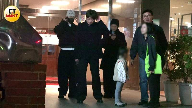 一行人共3男2女加1童,明顯其他人是攜伴,唯獨許光漢一人參加聚會。(圖/本刊攝影組)