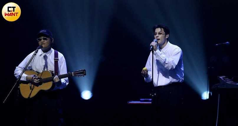 許光漢(右)去年在「JAM JAM ASIA亞洲音樂節」上與落日飛車合作。(圖/侯世駿攝)